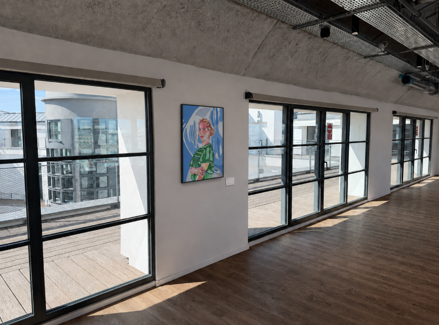 Vue oblique de la peinture de Camille Fantini dans les nouveaux espaces de Qonto