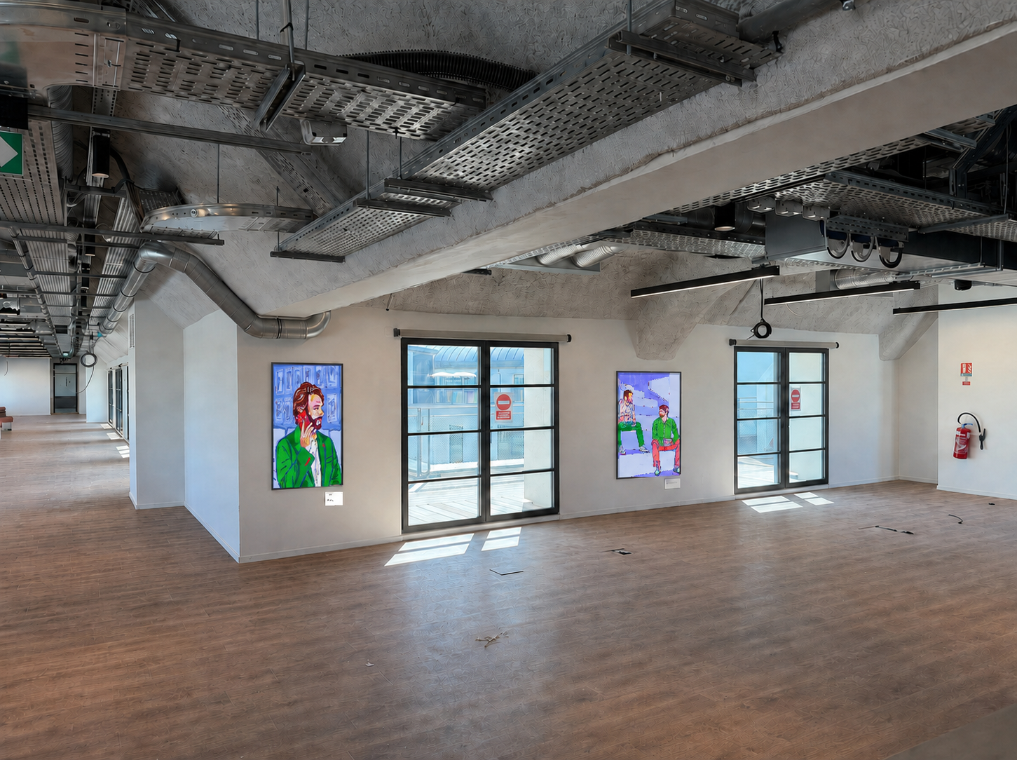 Vue oblique des peintures Groupe Madar et Noba Ventures dans les nouveaux espaces de Qonto, avec un seul cartel sous chaque œuvre